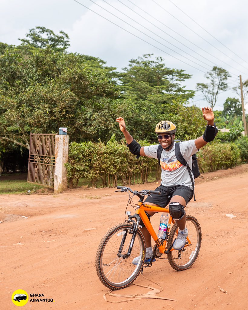 GhanaAkwantuo's tweet photo. Let’s pretend this guy @ErdPerk never touches his bike with his hands. #YenkoAburi #BikeTour https://t.co/FeA9rkMLxI