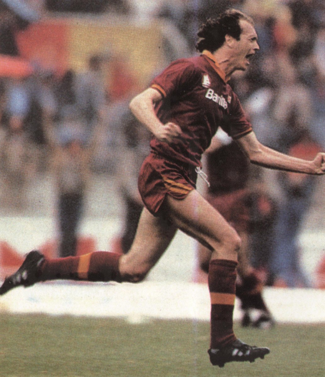 RomaGIF's tweet photo. Vi ricordate questa esultanza così intensa? #Falcao #ASRoma https://t.co/4KfrjxzMJG