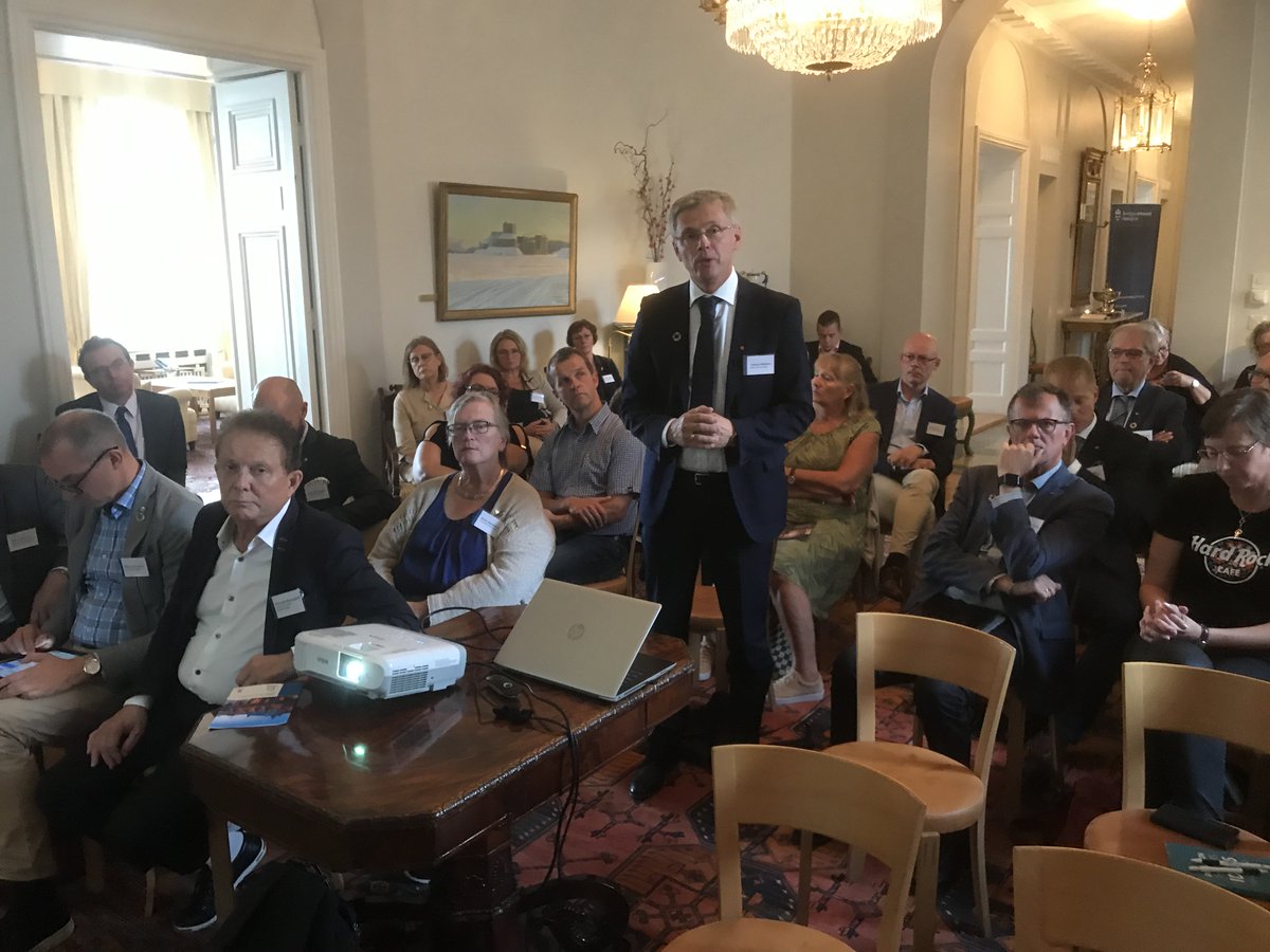 AndersAhnlid's tweet photo. Givande att ha Kommunal- &amp; regionrådsgruppen fr #Norrbotten ledd av landshövding Björn O. Nilsson på besök hos @SveAmbFI. Genomgång av viktiga svensk-finska samarbetsområden: #gruvindustri, #bioekonomi, #järnväg, #isbrytare, #besöksnäring, #sjukvård m m. Tack som kom! #SWEinFIN https://t.co/Qokqis98WR