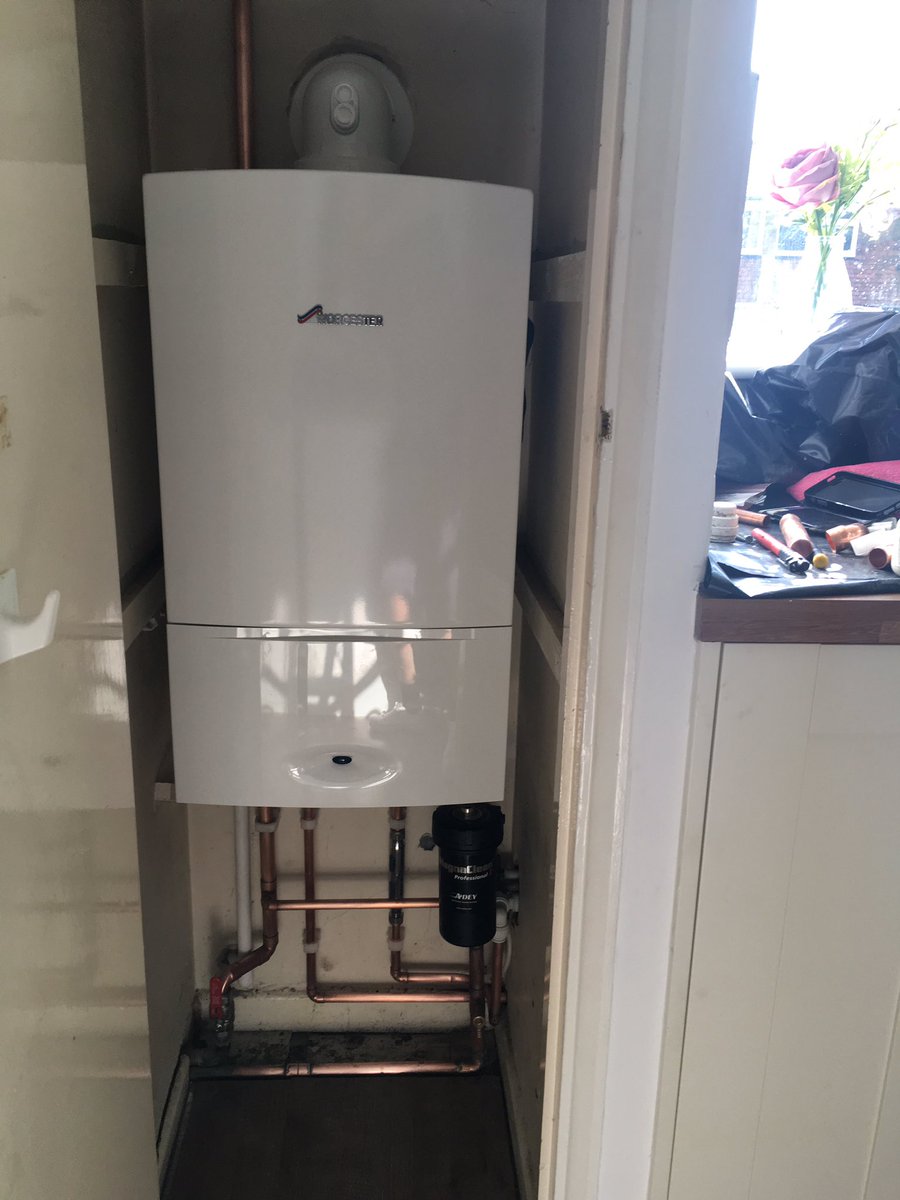 paulob19's tweet photo. System conversion carried out, new @WorcesterBosch 25i combi replacing boiler, cylinder & tank. @ADEY_Pro providing cleanse & continued protection ππΌ. #pro2 #morestorage #peaceofmind #scalereducer #1Barrplumbingandheating https://t.co/3mYQZ4eO3V