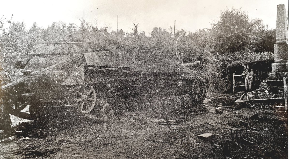 1/ #OTD 21st August '44Day 3 of the battle for Hill 262,  #Maczuga."The scene was the grimmest we had ever encountered. The Poles had received no supplies for 3 days, they had several hundred wounded. Unburied dead, and parts of them, were strewn about."  #Maczek #WW2