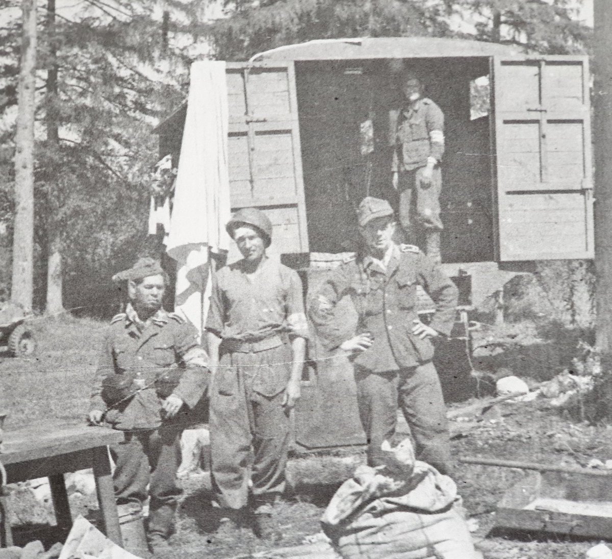 2/21st Aug - the final day of the Battle of Hill 262, and of the Battle of Normandy, which would see the final closing of the  #Falaise Gap. At 7am, German infantry supported by 3 Panthers advanced from the south. The ambulance unit came under fire, Jarzembowski reports.