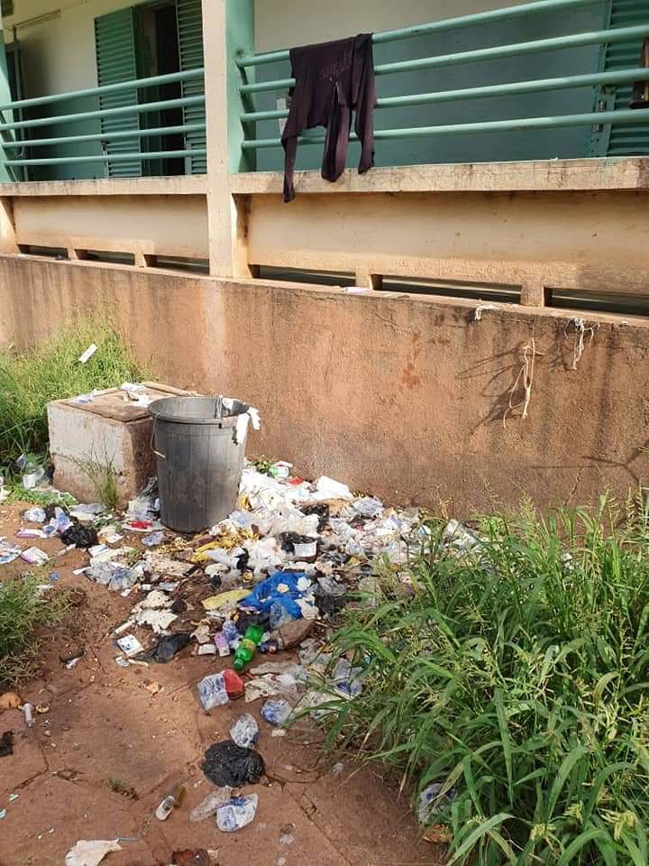 oumartogo0's tweet photo. Monsieur le ministre @MichelSidibe,
les caméras sont aveugles quand elles arrivent dans certains coins de nos hôpitaux.
#Point_G https://t.co/uzaQP5dzV2