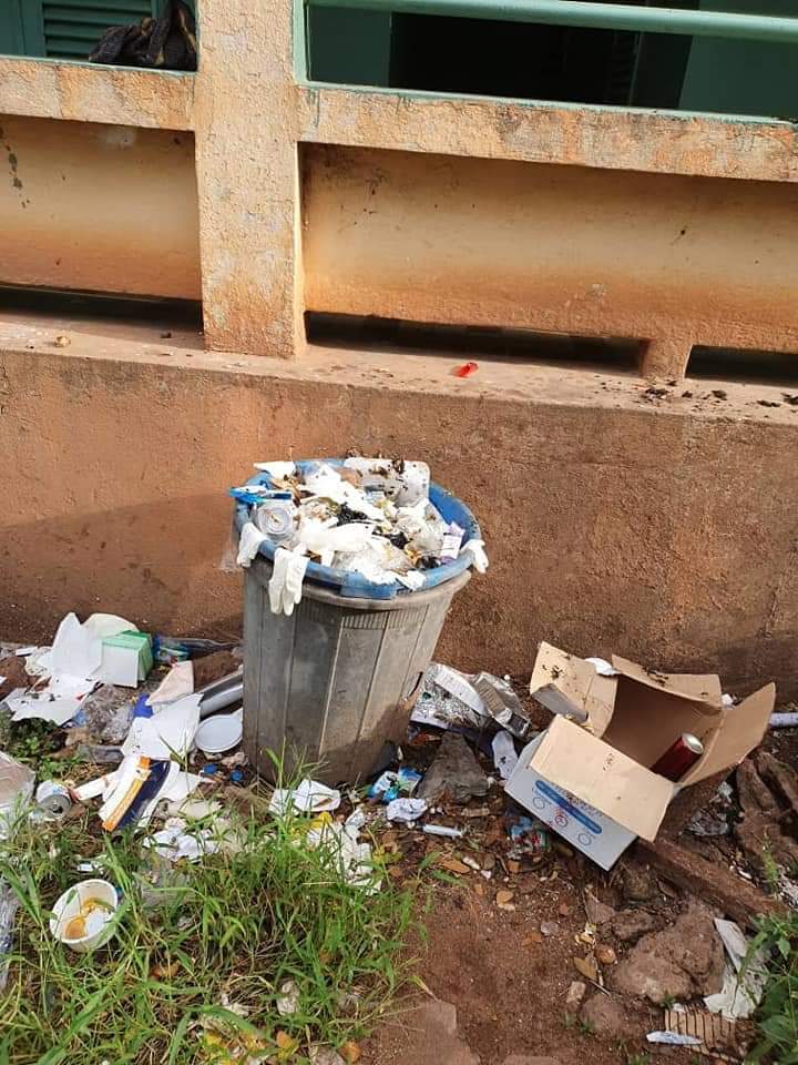 oumartogo0's tweet photo. Monsieur le ministre @MichelSidibe,
les caméras sont aveugles quand elles arrivent dans certains coins de nos hôpitaux.
#Point_G https://t.co/uzaQP5dzV2