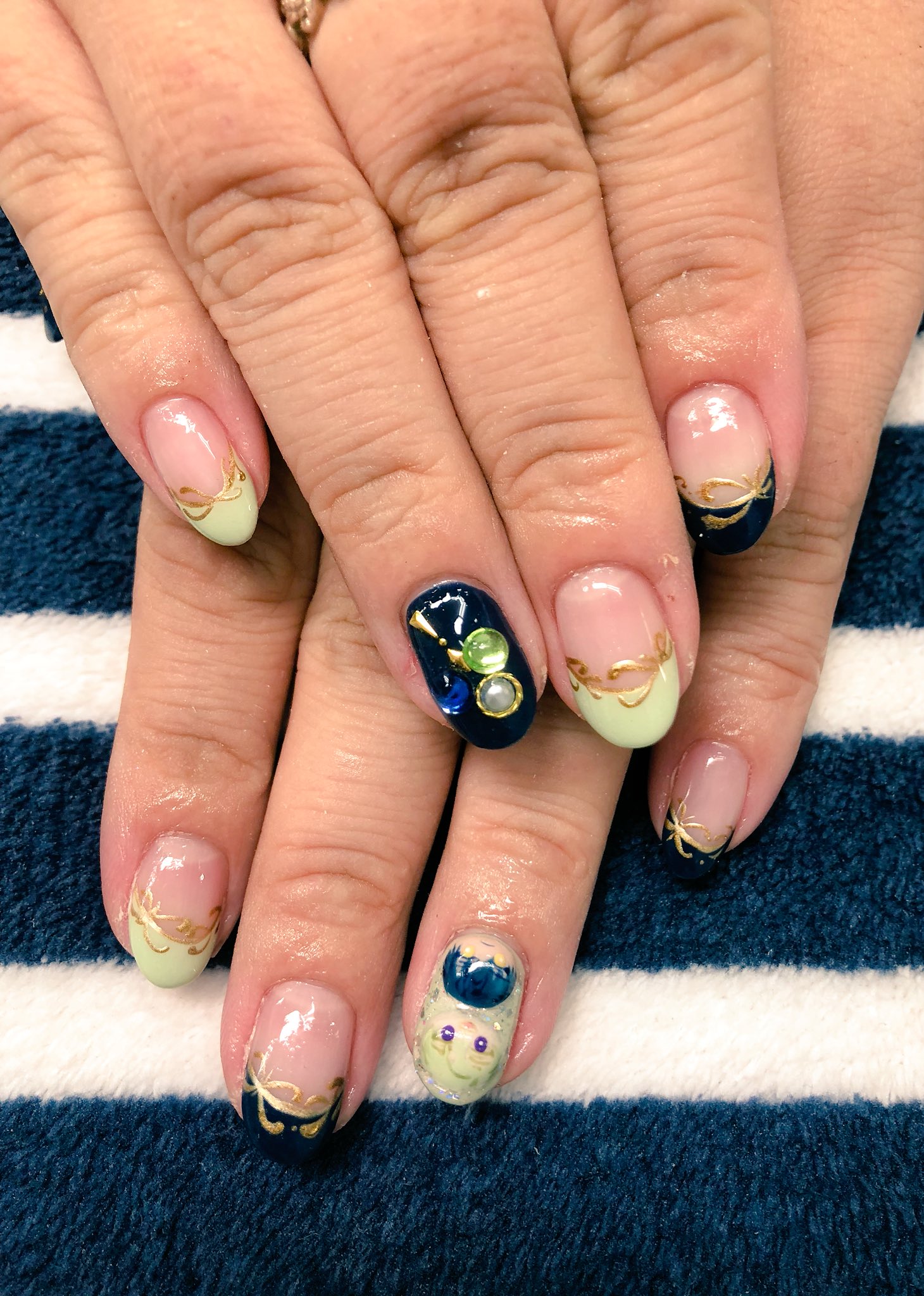 ナイスネイル池袋 モチーフネイル あんスタ Eve 通常衣装をイメージしながら作らせていただきました シンプルに2人のカラーで 親指はロゴの蝶々と月をそれぞれのっけてみました ご来店ありがとうございます おまんじゅうはお客様の持ち込み