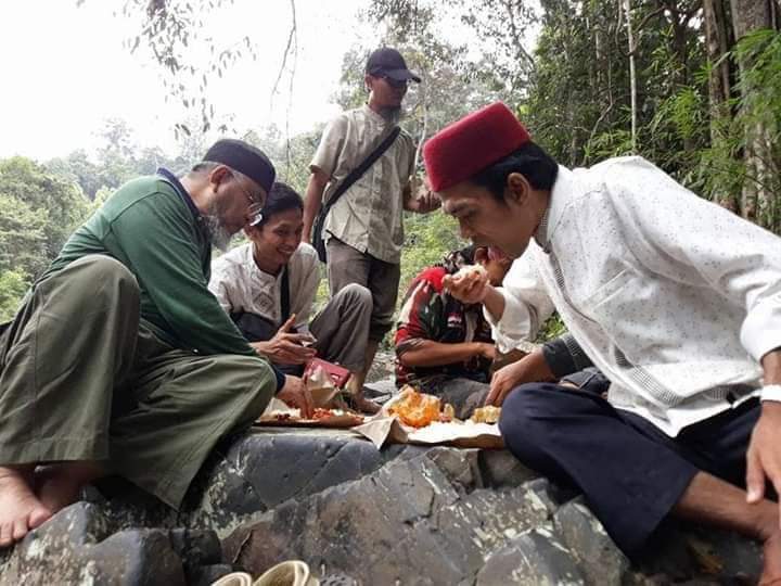 0512_sdg's tweet photo. Ini ulama panutan umat, sederhana, bidang keilmuan lengkap, cerdas, ceramahnya nya sangat familiar, dan mudah difahami semua kalangan.saya coba mengajak sahabat tweeps semua..like and share, kata familiar dari beliau.yu, mari, partisipasi disini, untuk bantu up
👇
#UAS_WeLoveYou https://t.co/AWACX2cR4z