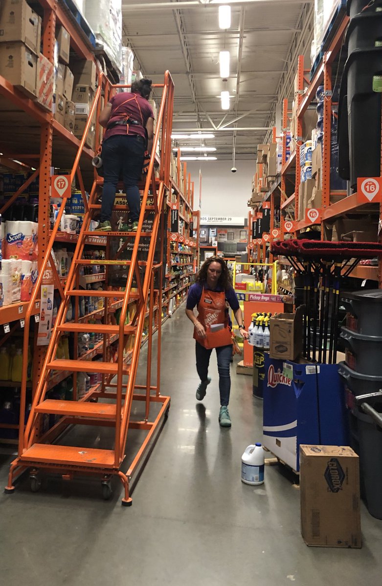 3026Chandra's tweet image. Putting our learnings from @KevinMasseyTHD to use on this ☔️rainy day ☔️ Holli in Garden is learning her role with In Stock 123 #SeeAHoleFillAHole #ShelfAvailability