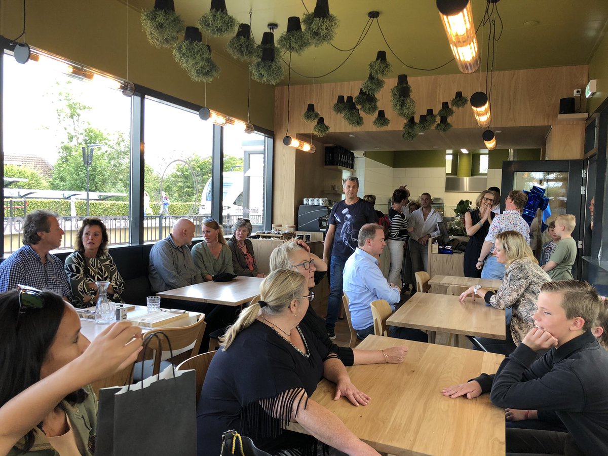Wethouder Geertje Dijkstra-Jacobi <a href="/GemWkwartier/">Gemeente Westerkwartier</a> opent gerenoveerd “eethuis 3e perron” op station #Zuidhorn . Mooie samenwerking van <a href="/GemWkwartier/">Gemeente Westerkwartier</a> <a href="/NS_online/">NS online</a> <a href="/provgroningen/">Provincie Groningen</a> <a href="/ProRail/">ProRail</a> en de eigenaar.