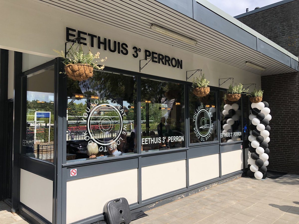 johan_kuilman's tweet photo. Wethouder Geertje Dijkstra-Jacobi @GemWkwartier opent gerenoveerd “eethuis 3e perron” op station #Zuidhorn . Mooie samenwerking van @GemWkwartier @NS_online @provgroningen @ProRail en de eigenaar. https://t.co/YvwmnMMgoz