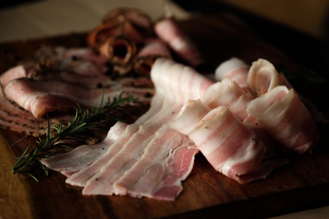 Delimondo's tweet photo. This naturally cured bacon is waiting to be sizzled, be wrapped around shrimp or scallops, be chopped up for a Cobb salad or deviled eggs, or be fried up for a hearty morning meal! #Delimondotasteslikehome #NaturallyCuredBacon https://t.co/Boz7Rgt9Kb