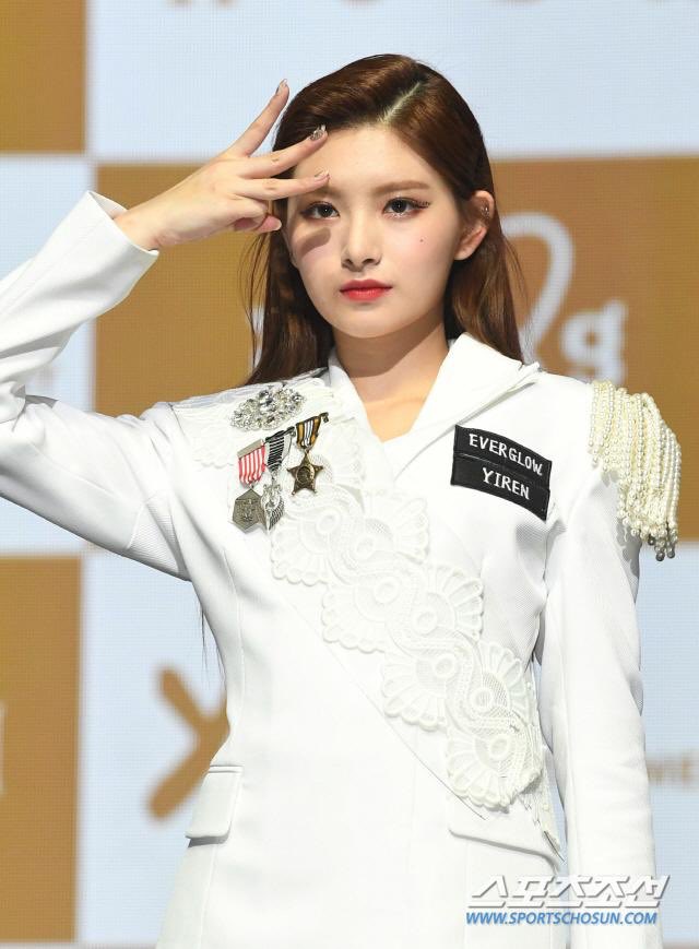 20190821 — Information

↳ SiHyeon and YiRen (Everglow) mentionned Doah during their comeback showcase ! They said that they’re happy to have the opportunity to promote at the same time as her !
