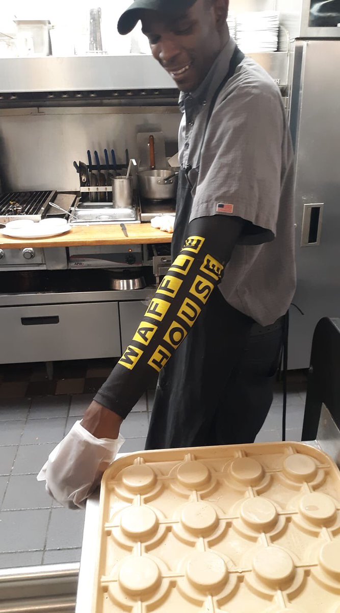 CuffsTheLegend's tweet photo. Waffle House got shooting sleeves now 😭😭😭😭 https://t.co/KWCbrohYqY