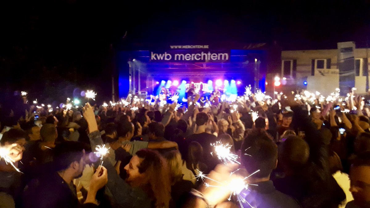 cdenvmerchtem's tweet photo. Wat een waanzinnige #MerchtemKermis dag was het gisteren met de #jaarmarkt en een fenomenaal optreden van @CoverbandDuk 🤪🥳👌

#Merchtem #cdenvmerchtem
#dewegvooruit #levenskwaliteit
#tiendagenfeest #cdenv #kermis
#samenzijn #Merchtem1785
#ikbenwij #DUKcoverband https://t.co/S9EtSIg050