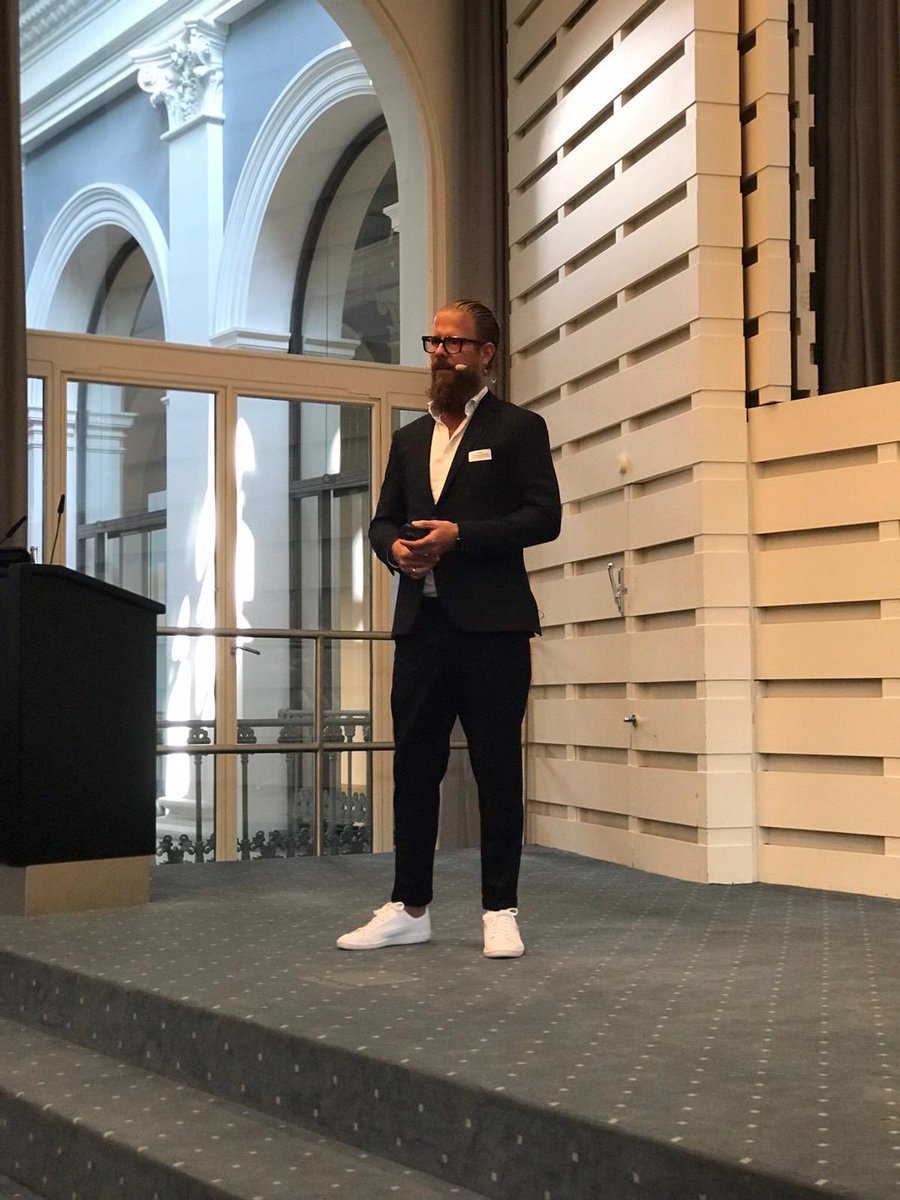 OttoGroup_Com's tweet photo. Daniel Füchtenschnieder @bonprixDE, beim #handelskongresshh über das innovative Handelskonzept #fashionconnect: „Der Kundin etwas Besonderes zu bieten und die Pain Points im Shoppingerlebnis bestmöglich zu eliminieren - Darum geht’s im Pilot Store in der Mönckebergstraße.“ https://t.co/8jeH7ALcK8