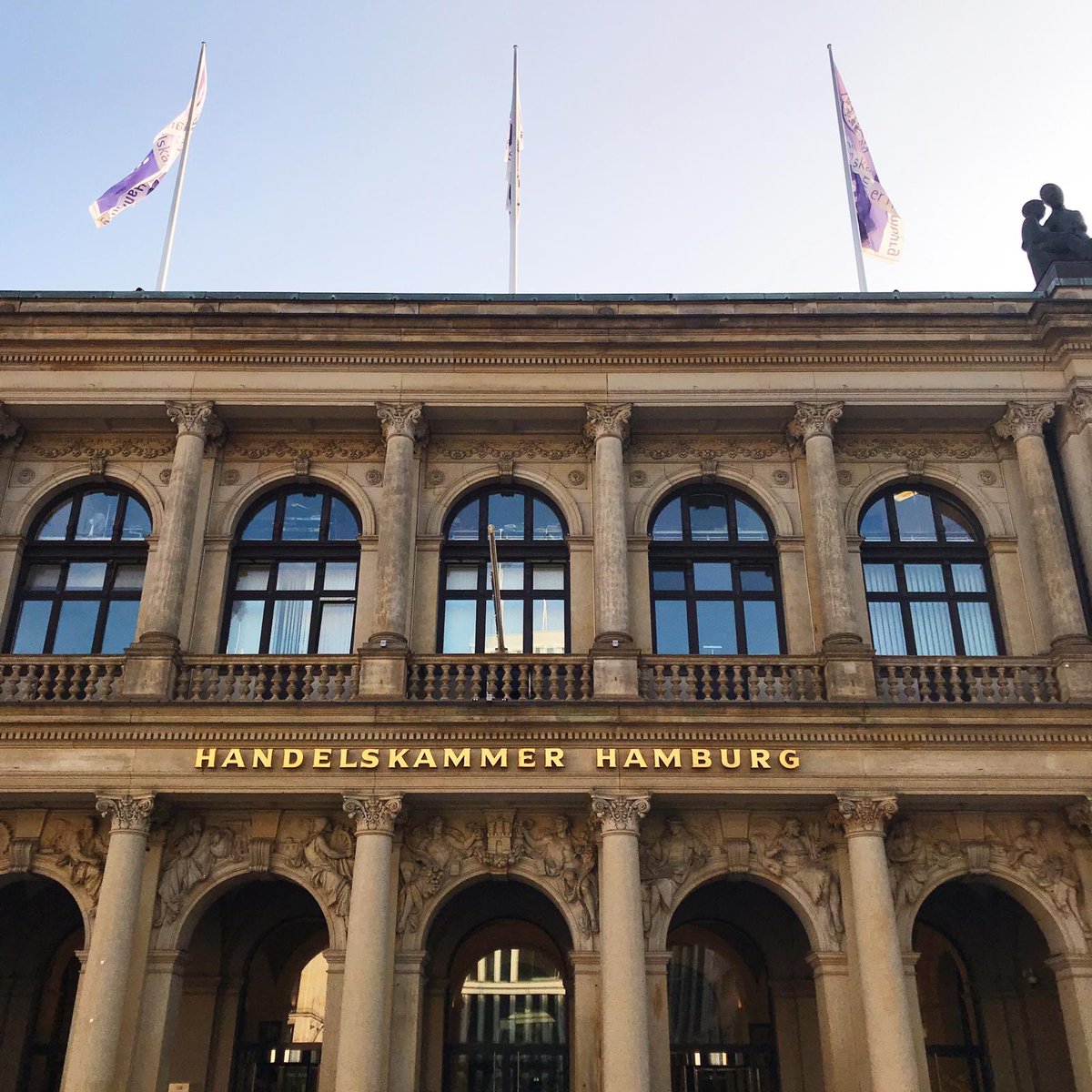 OttoGroup_Com's tweet photo. Daniel Füchtenschnieder @bonprixDE, beim #handelskongresshh über das innovative Handelskonzept #fashionconnect: „Der Kundin etwas Besonderes zu bieten und die Pain Points im Shoppingerlebnis bestmöglich zu eliminieren - Darum geht’s im Pilot Store in der Mönckebergstraße.“ https://t.co/8jeH7ALcK8