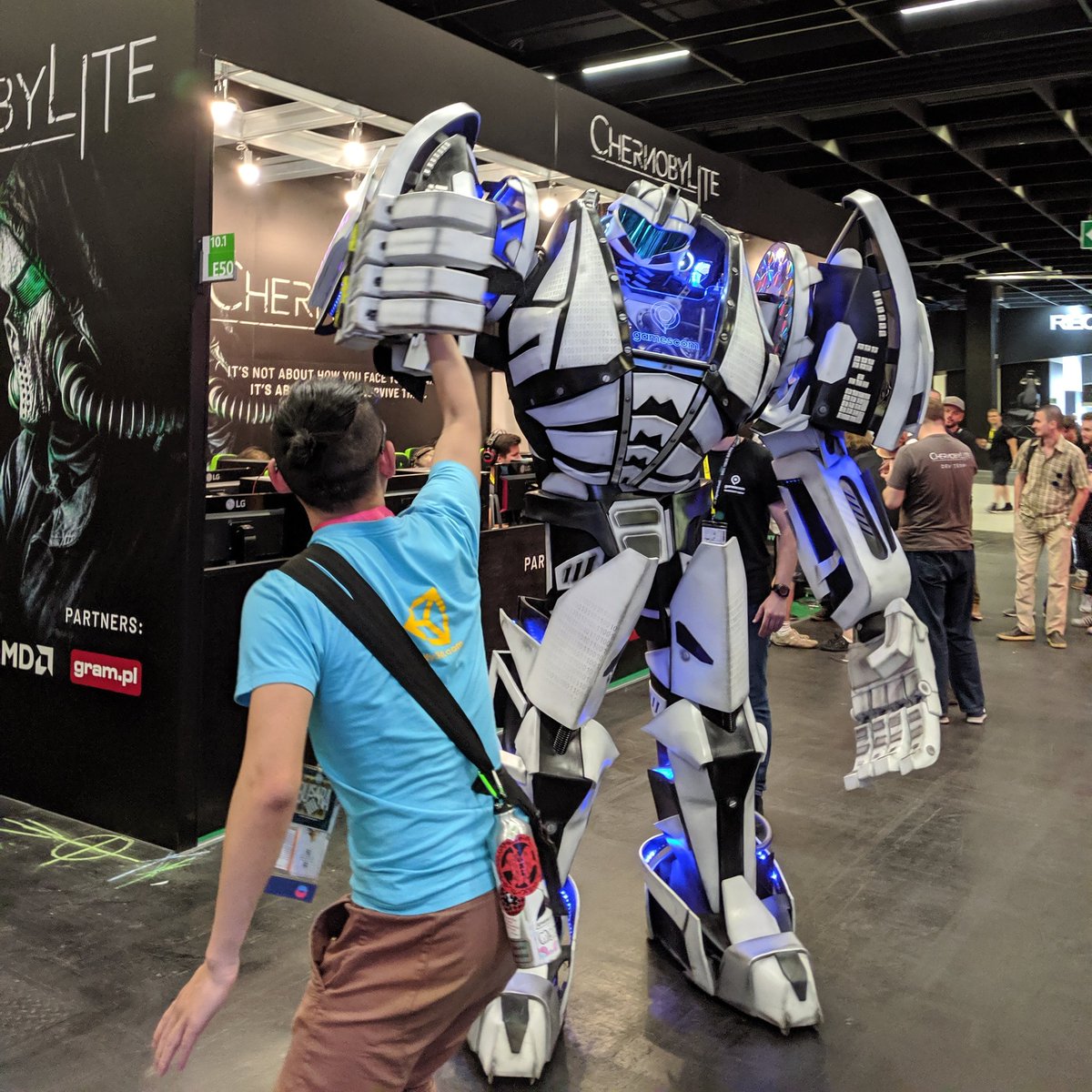 Tuism's tweet photo. The highest of fives with the #gamescom #gamesbot! 💥 https://t.co/pOkVK0W3Pn