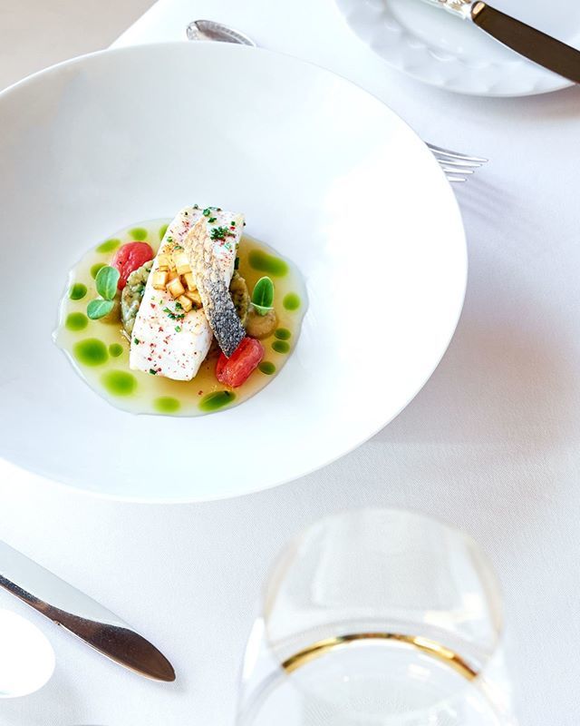 Wolfsbarsch | Aubergine, Tomaten, Basilikum von Gerhard Wieser in der Trenkerstube. 🐟
@lovelyhotelcastel @wiesergerhard1 .
.
.
#mystorywithmichelin #michelinguide #guidemichelin #michelin #michelinstarfood #michelinstarchef #foodfotografie #chefs_eye… ift.tt/2KKtq3K