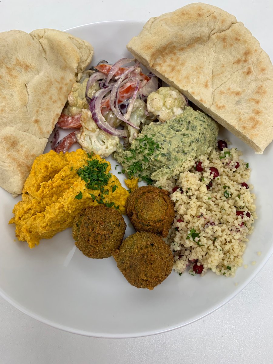 RedPodFood's tweet image. this for £5 including homemade cordial - really going down a storm Meze Salad Bowl #vegan @FactoryClay #devonfood