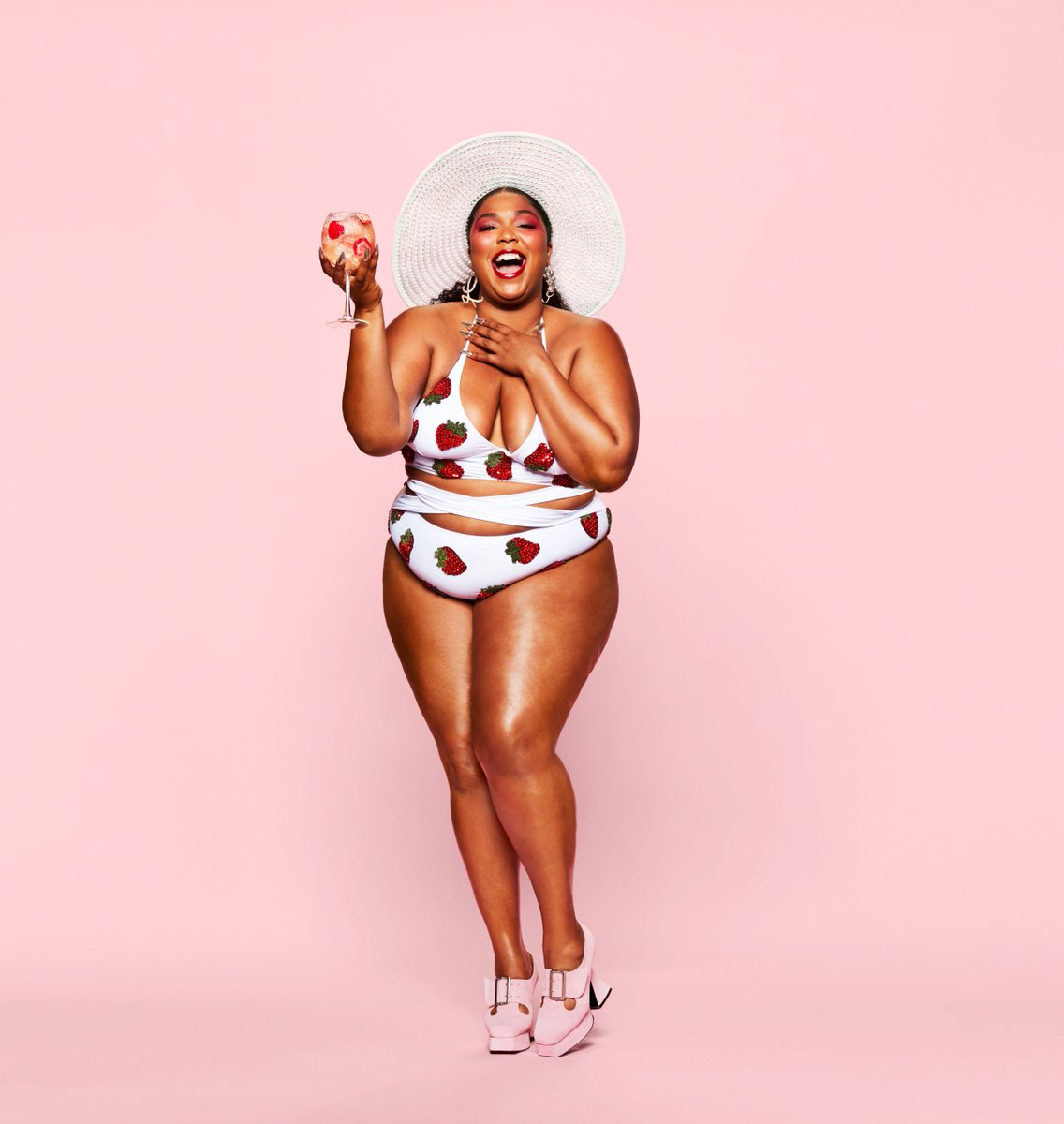 ArtAndMotionRep's tweet image. #JUCOphoto shot the one and only @lizzo for @ABSOLUTvodka_US out now! 

More here: bit.ly/2Mngq6b
.
.
.
.
.
#jucophoto #lizzo #absolutvodka #absolutjuice #getjuicy #artandmotion