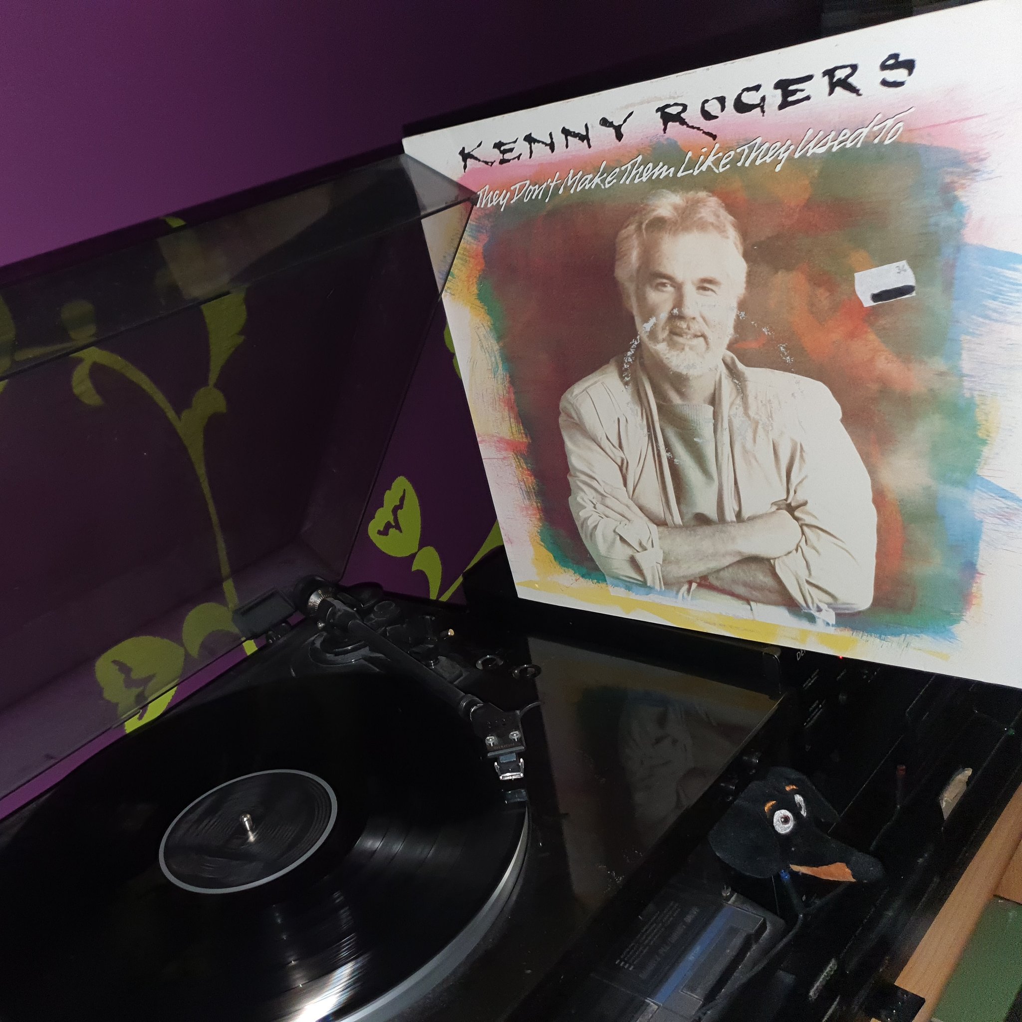 Happy Birthday Kenny Rogers *81*! 
They don\t make them like they used to  (RCA/1986)  