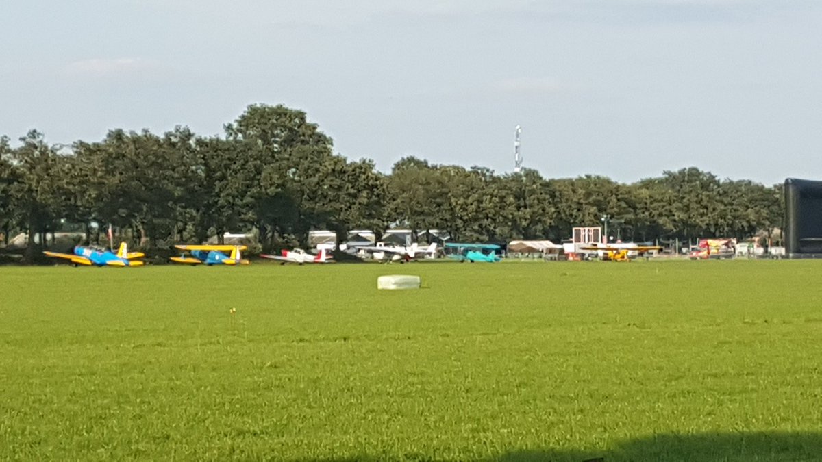 Het tijdelijke vliegveld van #Ede ligt er moei bij in het late middagzonnetje. En de weersverwachting is prima de komende dagen, wordt een mooie zaterdag voor de vliegshow. #WingsOfFreedom