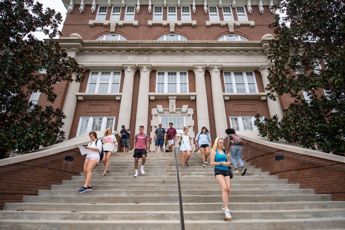msstate's tweet image. Happy first day of class, Bulldogs! 🐾 

“You’re off to great places📚 . Today is your first day! Your mountain is waiting, so get on your way” -Dr. Seuss 

#WeRingTrue #Hailstate #TrueDawg