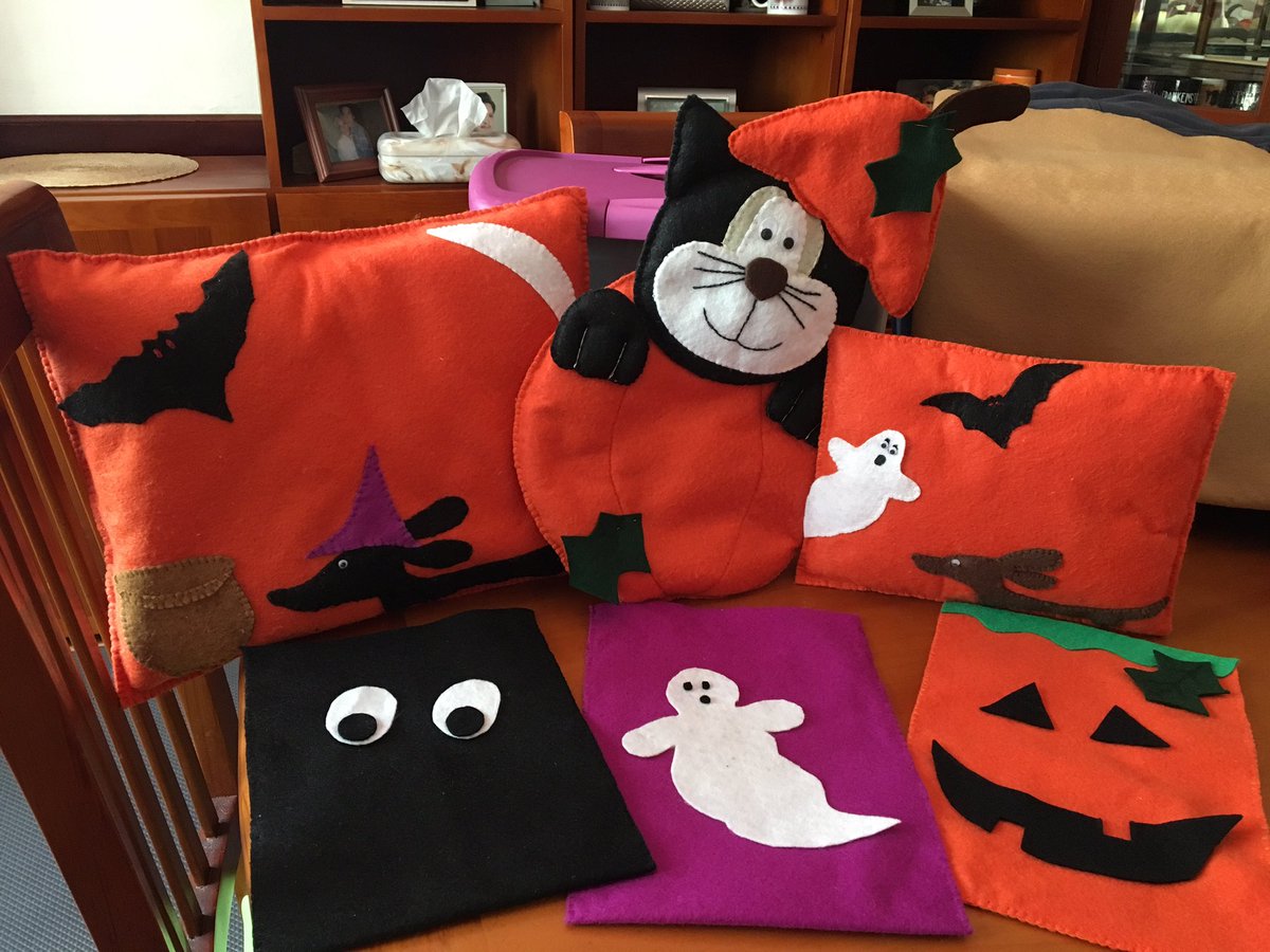 Avances de halloween. Colgantes, cojines decorativos y bolsas para pedir  dulces., image size:1200x900