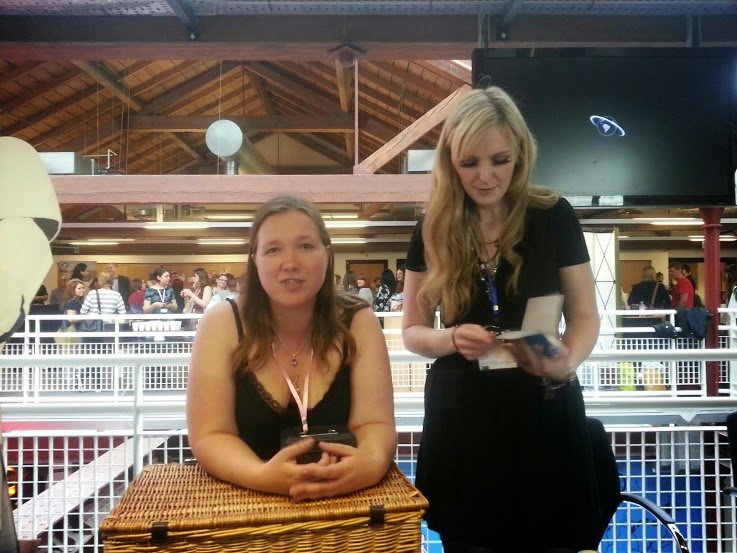 TheBrickCastle's tweet image. Hahaha Poor Hannah!! :D The Elves and the Grinch were a little disturbing. Here&apos;s a good one - you and @LifeAsAliceBlog in 2014 #BlogOnMemories