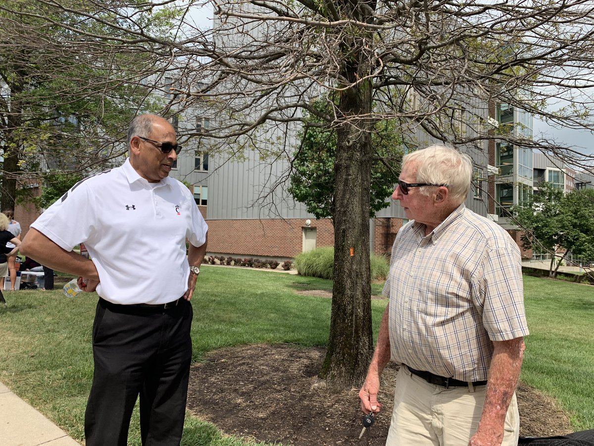 Prez_Pinto's tweet photo. I always enjoy when our students move back onto @uofcincy’s campus. Excitement fills the air. It is a pleasure to greet and welcome our new and returning #Bearcats and their families. Knock this year out of the park! #NextLivesHere https://t.co/YbsdvSpFUj