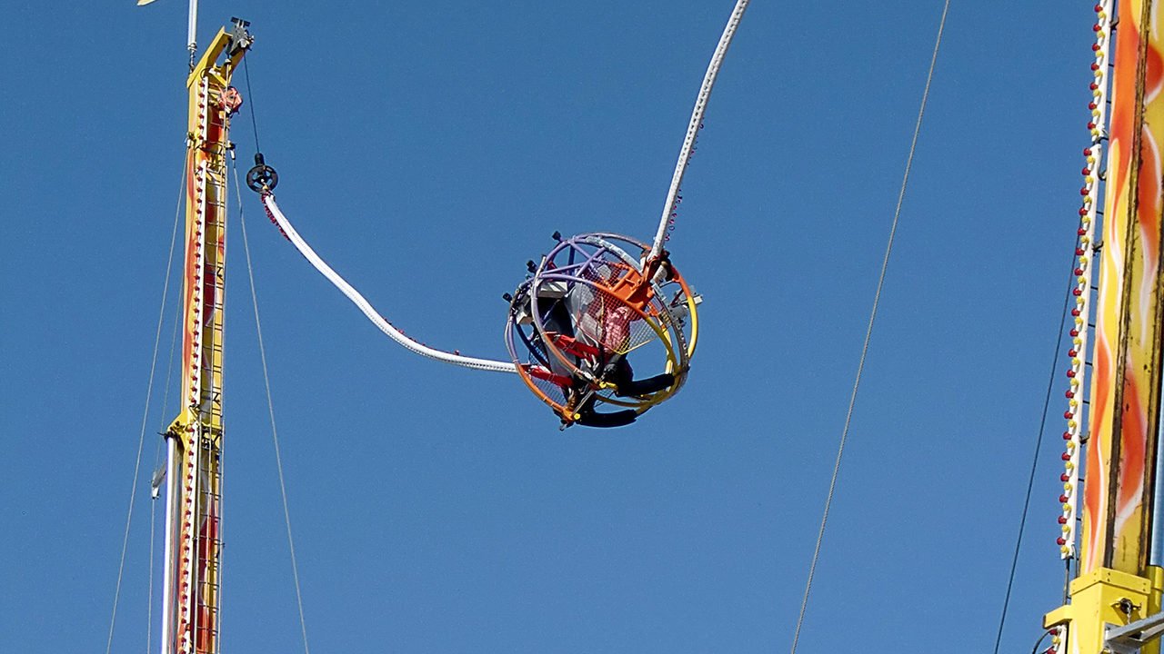 WSBTV on Twitter "TERRIFYING Bungee cord snaps on slingshot ride at