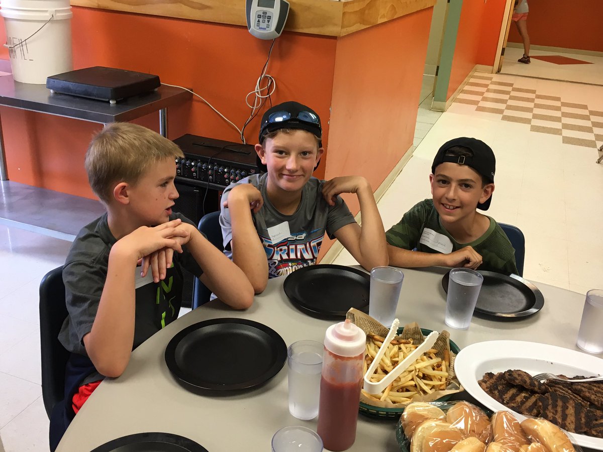 MrMooreWME's tweet photo. Lunch is served!  @WildcatPrideK5 https://t.co/gWX1zd5IDn