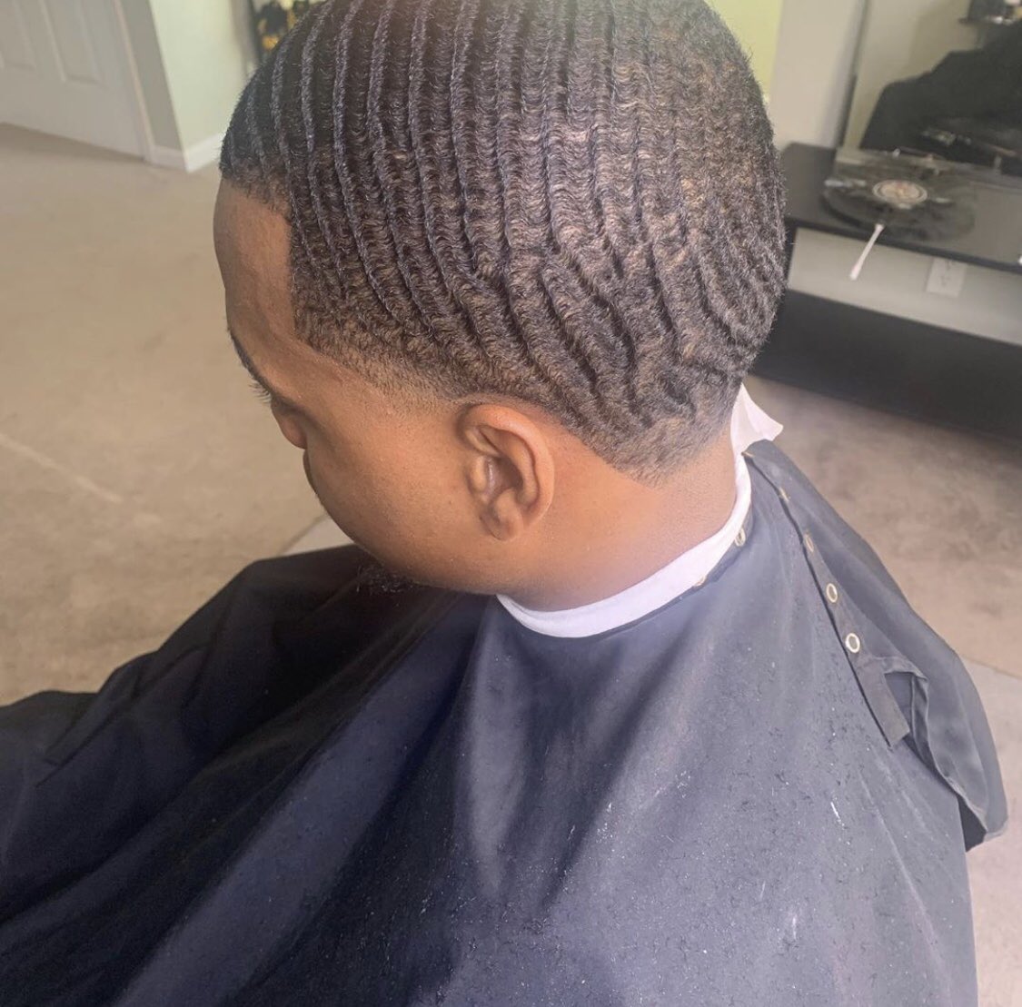 BL_Essentials's tweet photo. Lemon Citrus Wave Pomade working its magic at #GroomCulture 💈🍋🍊🌊
Available in both 4oz and 8oz sizes
#UseBlackLavish #WaveCheckWednesday #WaveButter #BlackLavishEssentials #UIUC20 #UIUC2021 #UIUC2022 #UIUC2023 https://t.co/BShFLdoZw4