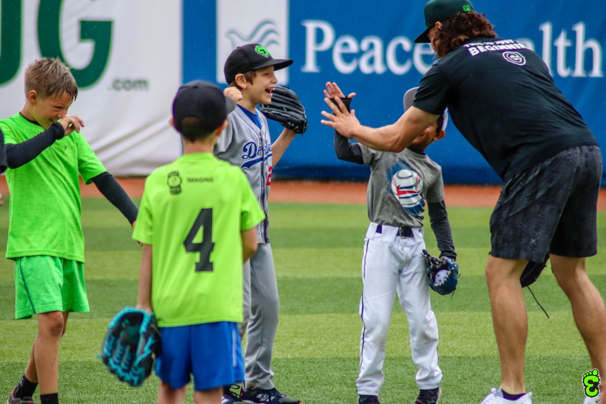 EugeneEmeralds's tweet photo. This is Oregon - we're not gonna let a little rain stop us from having fun! 

No shortage of smiles on the first day of the Emeralds Baseball Camp 😄⚾️ #GoEms https://t.co/nidSkGhyYZ