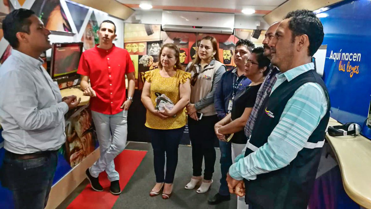 AngelSinmaleza's tweet photo. #BusInteractivo 🚍🇪🇨
La ciudadanía del cantón #Echeandía, de manera interactiva se informa sobre la gestión legislativa @AsambleaEcuador https://t.co/GadDV2maD6
