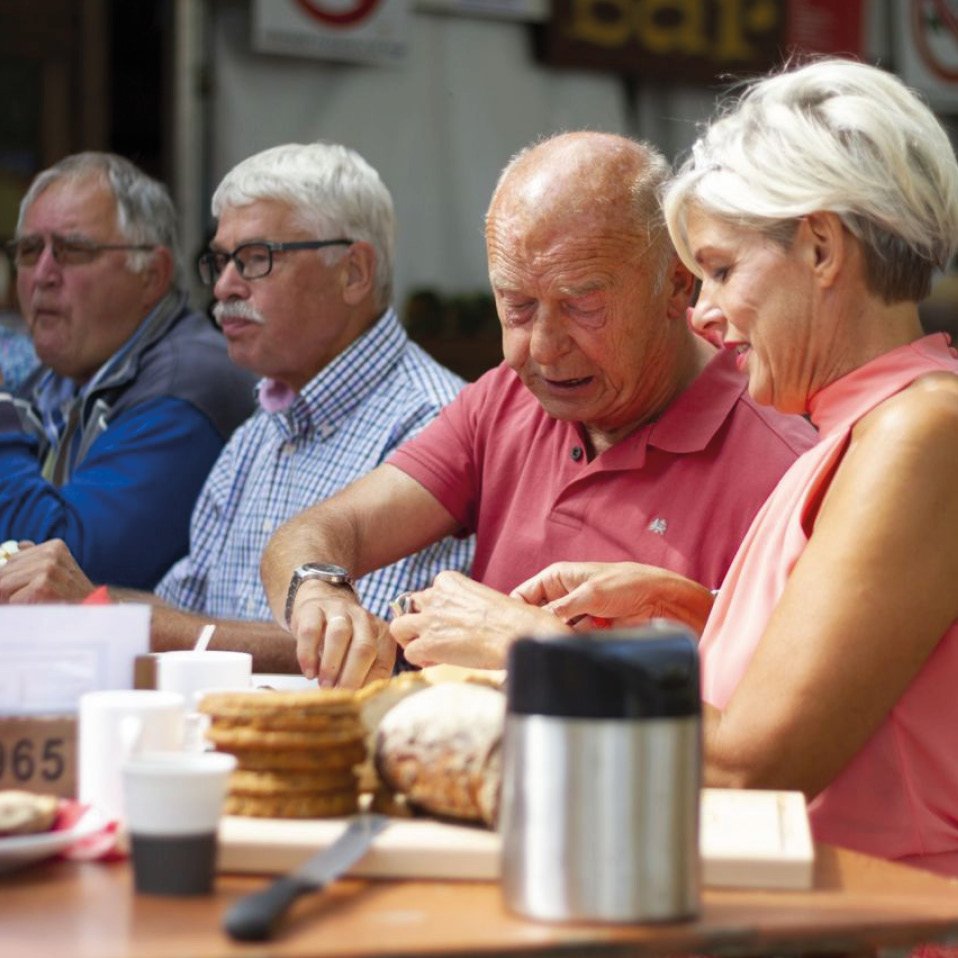 Van feesten krijg je flinke trek, dus is de #Sallandse #boerenlunch 🥪 op vrijdag 30 aug een prima manier om de honger te stillen of juist een goede bodem te leggen voor bijvoorbeeld... de #bingo of #onderneemteemaens. 🐔Eitje mee tikken? #sh19 #raalte ow.ly/FXIs50vEw9k