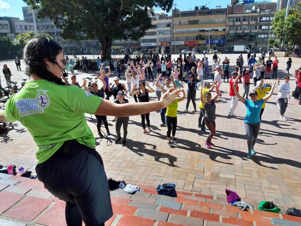SilvaPesca2015's tweet photo. Hoy en el día sin Carro y sin Moto en #Duitama la jornada inició con actividad física musicalizada y spinning, actividad del Instituto de Deportes. En la tarde presentaciones culturales Fomentamos medios de transporte alternativos sostenibles, saludable para personas y ½ ambiente https://t.co/VELA1gjjSO