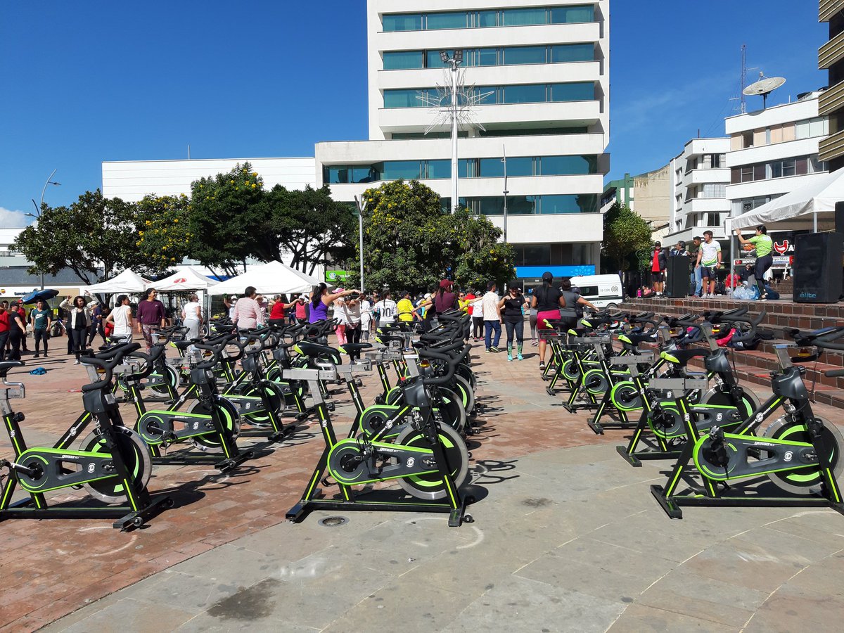 SilvaPesca2015's tweet photo. Hoy en el día sin Carro y sin Moto en #Duitama la jornada inició con actividad física musicalizada y spinning, actividad del Instituto de Deportes. En la tarde presentaciones culturales Fomentamos medios de transporte alternativos sostenibles, saludable para personas y ½ ambiente https://t.co/VELA1gjjSO