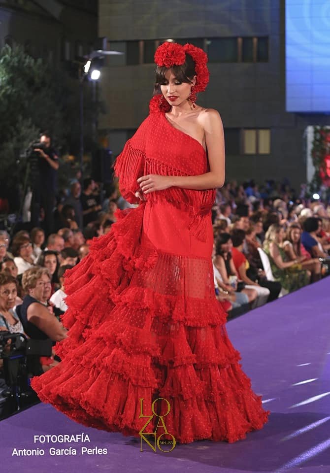MelisaLozanoML's tweet photo. #RojoLozano, sobre la #pasarelaflamenca
#MelisaLozano #Fuengirola #Málaga
💇🏽♀️ @peluqueriaespan
💄@taniacastaneda_belleza
📸 @antoniogarciaperles
🎤@carlosbravomusic_
#modaflamenca #flamenca #lunaresyvolantes #Sevilla #simof #simof19 #trajesdegitana #feriademalaga #flamenco https://t.co/zsjiuegzBR