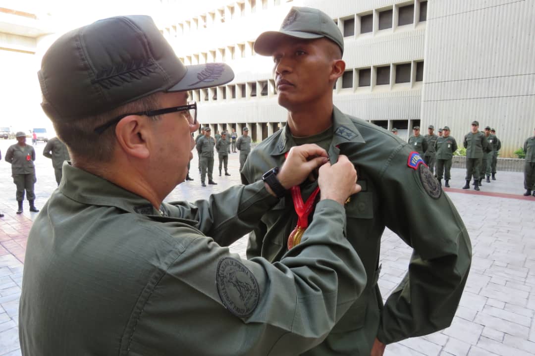FANB - Bolivar, Padre Libertador. Bicentenario - Página 17 ECgD0oJW4AYkcC2
