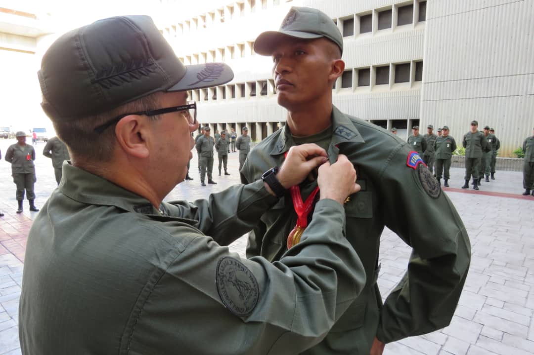 VenezuelaSeRespeta - Bolivar, Padre Libertador. Bicentenario - Página 17 ECgD0oJW4AYkcC2