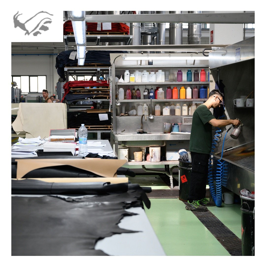NutiIvoGroup's tweet photo. We at @nutiivogroup adore any shade and nuance of our products. 🖤

And what color of leather goods do you prefer? 💁‍♂️
⠀
#nutiivogroup #nutiivo #leather #leatherwork #conceria #tannery #leathertrends #madeinitaly #chrome #veg #metalfree  #leatherartisan https://t.co/yfy5LF84nE