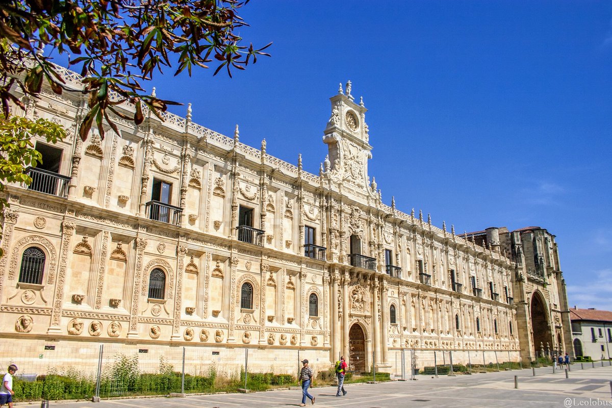 Las obras del Parador de #SanMarcos en la ciudad de #LeónEsp continúan, pero eso no es impedimento para seguir disfrutando su fachada, una de las joyas del #Renacimiento español de estilo #plateresco.

#CaminoDeSantiago
#DescubreLeón
<a href="/spain/">Spain</a>
<a href="/Esquinas_Leon/">Esquinas León</a>