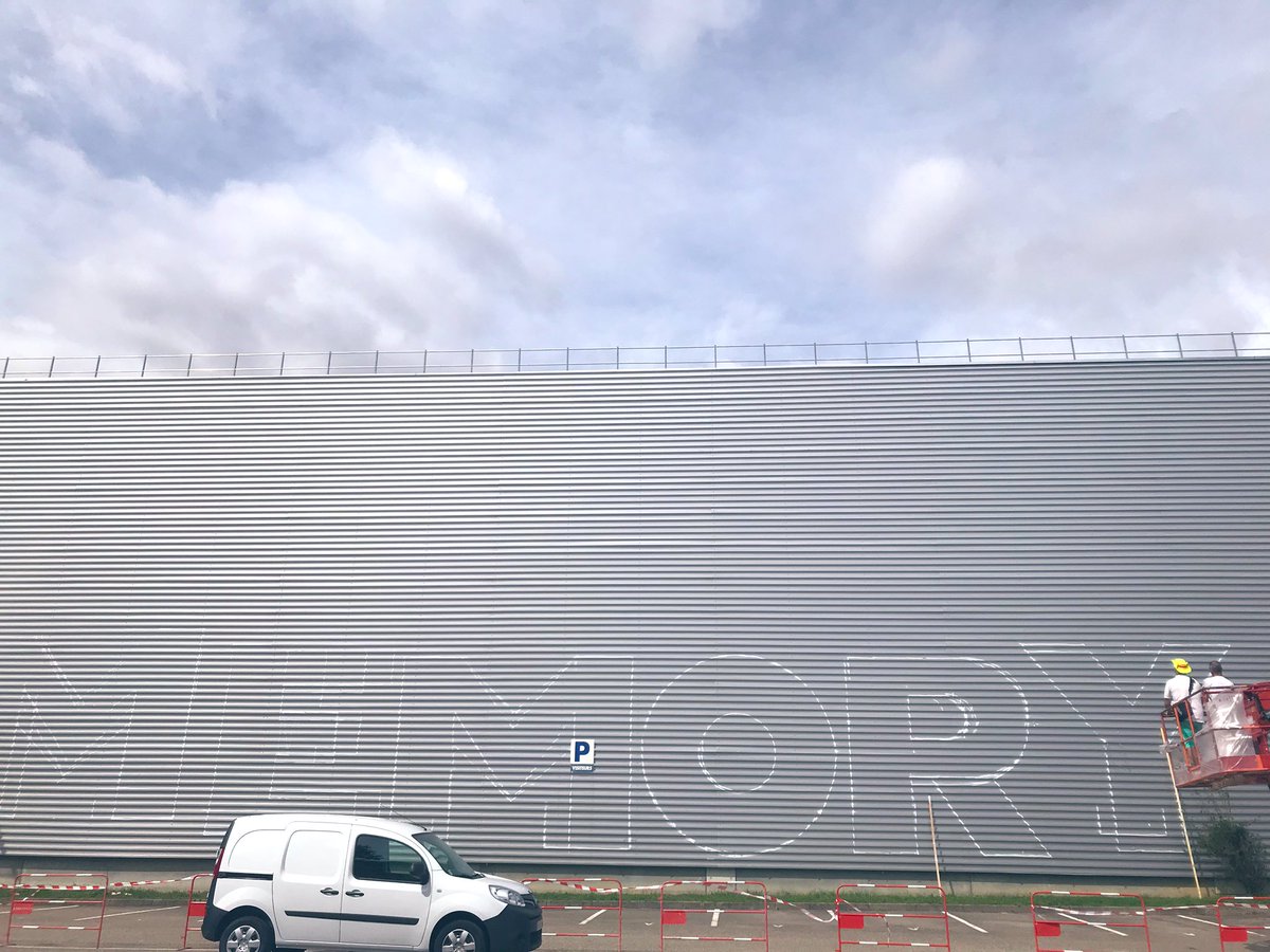 BiennaleLyon's tweet photo. #StephenPowers commence sa fresque pour la #biennaledelyon aux Usines Fagor ! https://t.co/e419RYwuyc