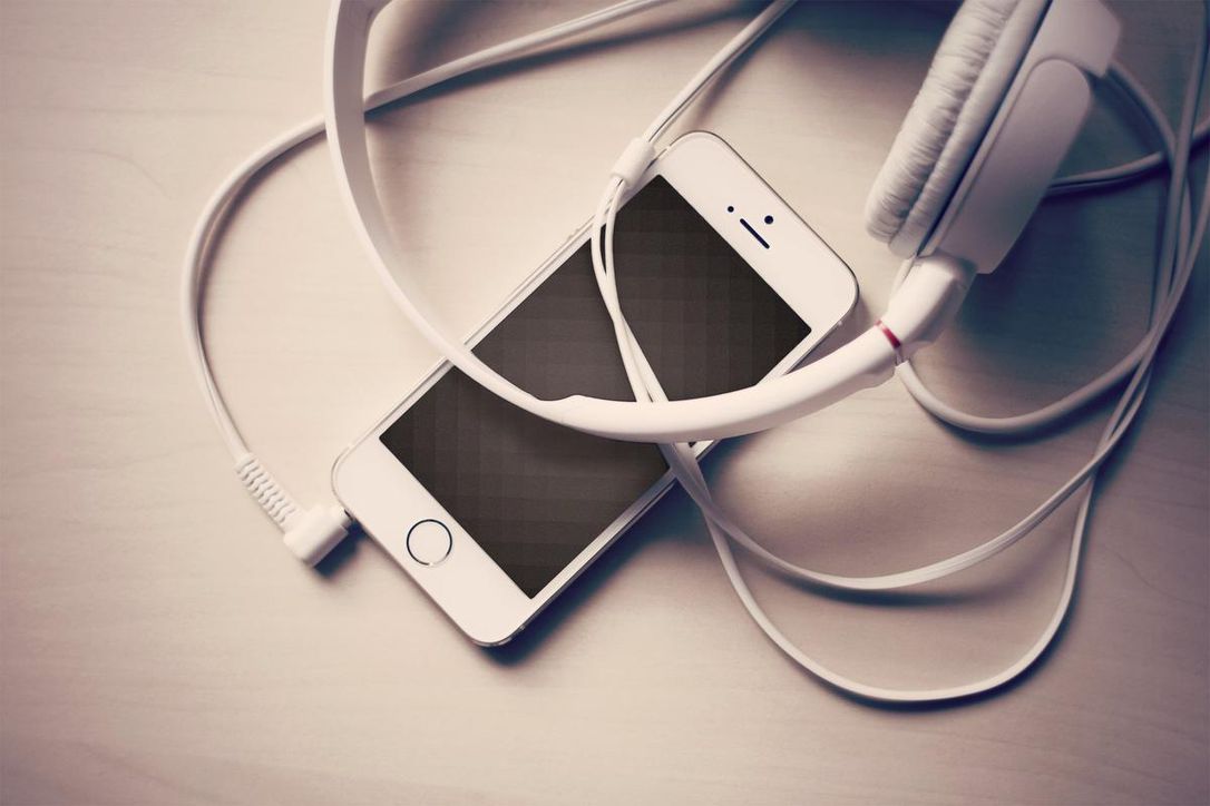 OntHospitalAssn's tweet photo. According to a column by @duncanrozario a virtual health visit saves on average 102 mins vs an in-person visit &amp; can resolve up to 92% of medical issues. Read about the potential of using smart phones to help improve health care &amp; support integration  https://t.co/oumjXvnSI4 https://t.co/LYTKzQLcFc