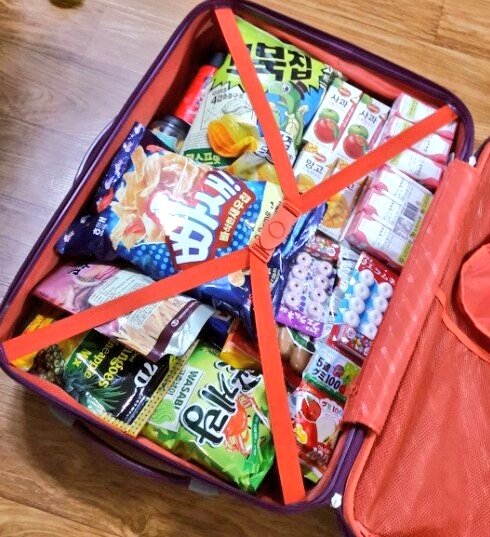 kmeyi5321's tweet photo. 내..2학년 1학기 2학기 수학여행가방.
쌤들이 내가젤 의심스럽다고 술잇는지 ��는지 엄청 뒤졋엇다. https://t.co/wfVrNMaYlz