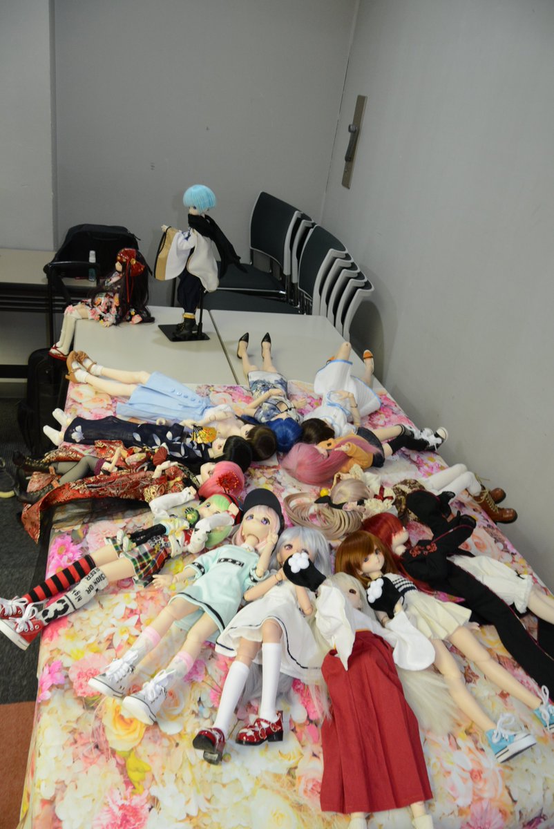 Miko_Teruya's tweet photo. さて #DOF08 の開催発表もしたので、忘れぬうちに #DOF06 の写真をUPしよう✨。
①美穂さん、受付に参上! (の後ろにリアルイケメンさん)
②二机合体! 可愛いドールの環❁。珠華ちゃんもお邪魔してます🐈。
➂オビツの集い。姉・妹・妹感がなかなかにある。 https://t.co/7xjGgiRibb