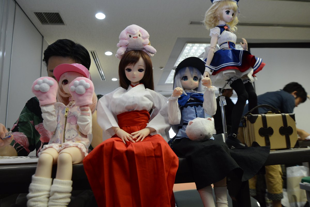 Miko_Teruya's tweet photo. さて #DOF08 の開催発表もしたので、忘れぬうちに #DOF06 の写真をUPしよう✨。
①美穂さん、受付に参上! (の後ろにリアルイケメンさん)
②二机合体! 可愛いドールの環❁。珠華ちゃんもお邪魔してます🐈。
➂オビツの集い。姉・妹・妹感がなかなかにある。 https://t.co/7xjGgiRibb