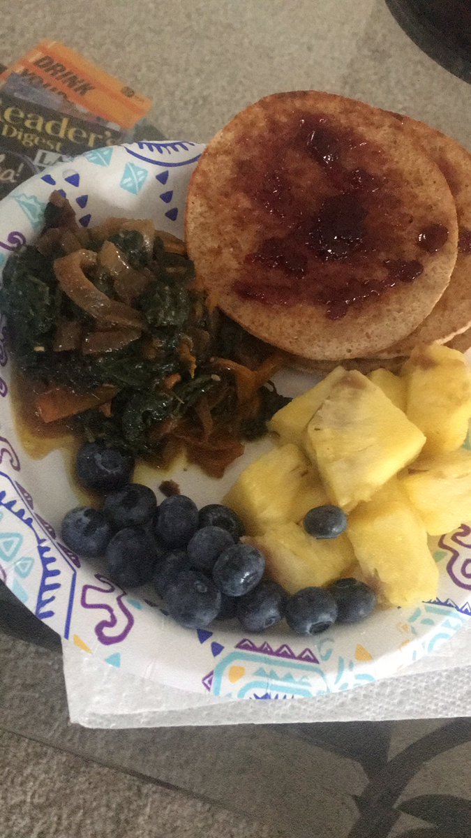 TeieJanes's tweet photo. Toast...spinach, peppers and onions, blueberries and pineapple. #breffus #antioxidants https://t.co/nVoIENl0XE