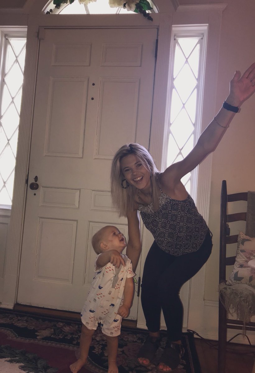 ElaineeAllisonn's tweet photo. “so mom... am i doing this right?” https://t.co/pQZCeGcbxM