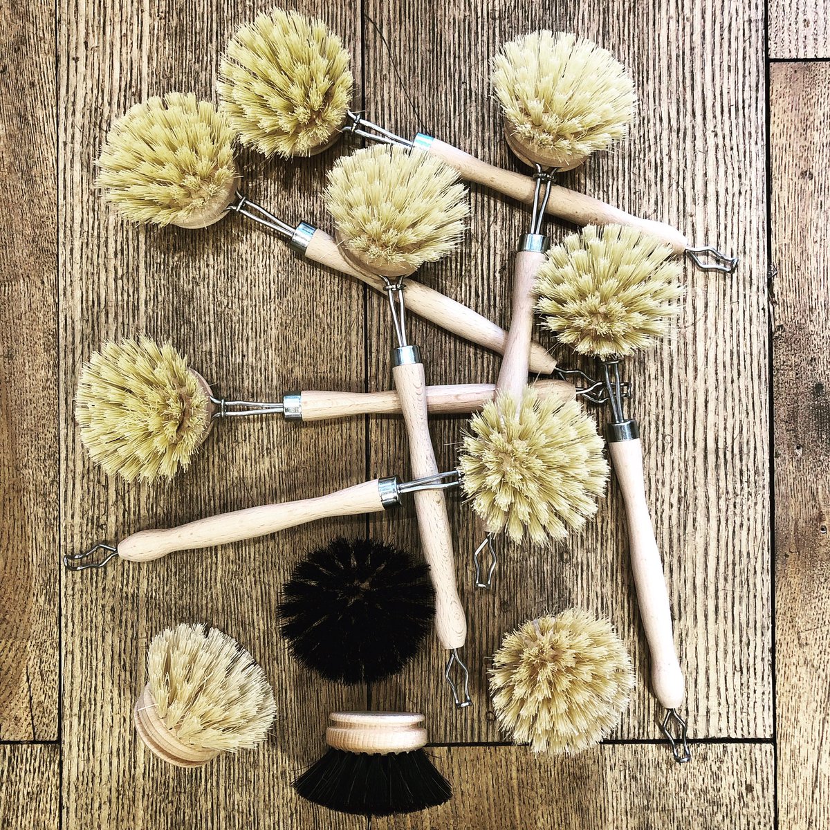 cornflowerandc's tweet photo. Our ever so popular dish brushes and replacement heads are now back in stock!! #dishbrush #wood #plasticfree #gogreen #ecoliving #zerowaste #ecofriendly #kitchen #instroud #homewares #cornflowerandcalico #stroud #gloucestershire #cotswolds #WDYT https://t.co/DER6CDKwie